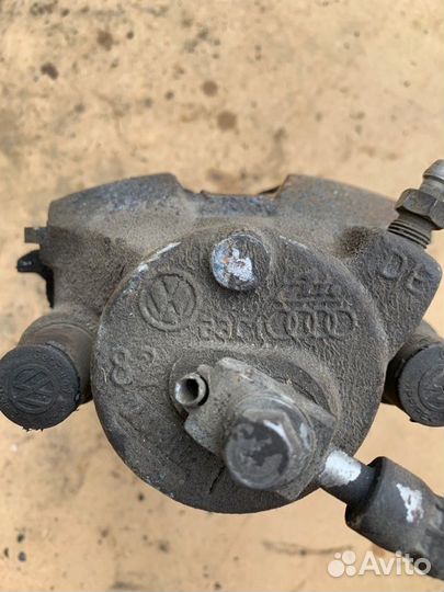 Суппорт передний правый Volkswagen Golf 6