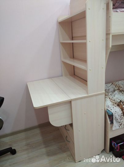 Школьный стол с полками и шкафчиками