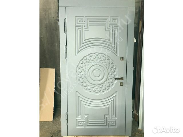 Трехконтурная дизайнерская входная дверь