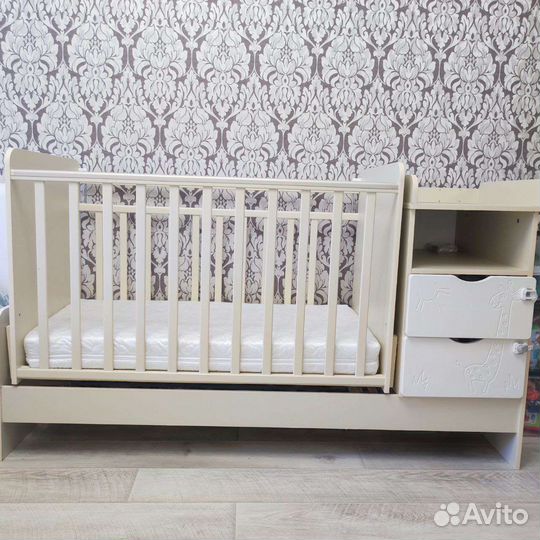 Детская кроватка с маятником