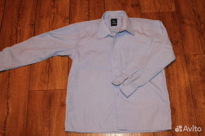 Рубашки и темно-синяя кофта