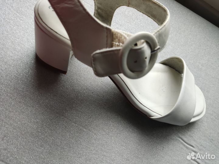 Белые босоножки Tamaris р.39