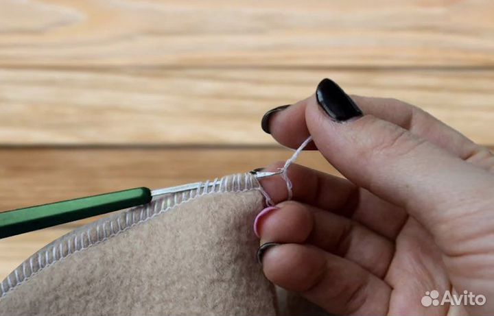 Крючок доя заправки нитей оверлока