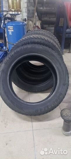 Goodyear UltraGrip 215/55 R17