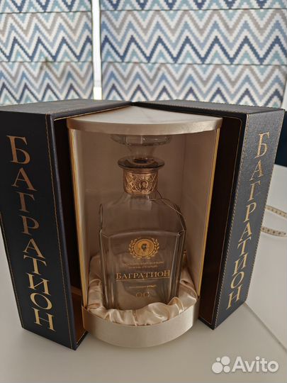 Коробка и графин от элитного алкоголя