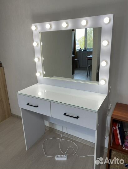 Гримерный стол с зеркалом