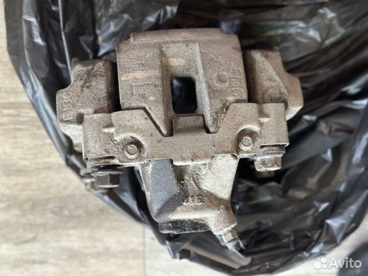 Суппорт задний левый land cruiser200/sequoia/LX570