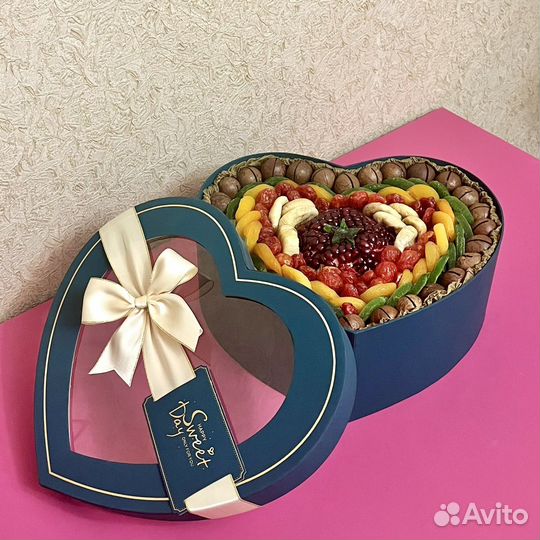 Сладкий букет. Букет из Киндеров. Букет love is