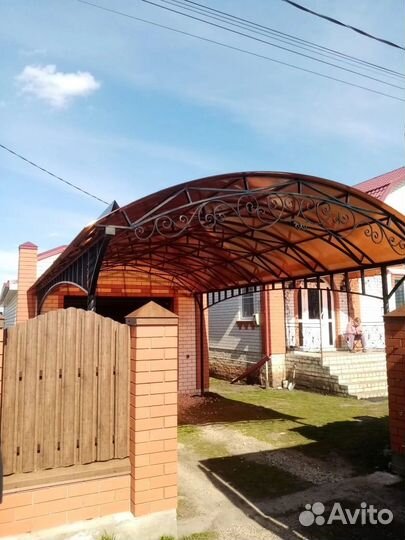 Металлический навес для машины