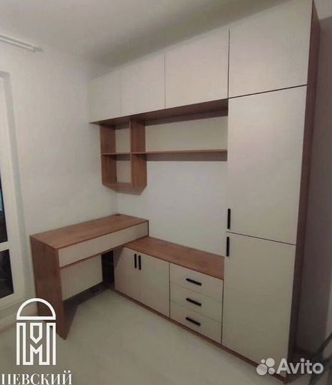 Рабочая зона и шкаф у окна