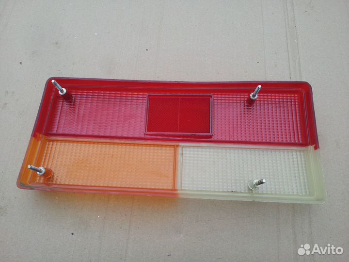 Стекло заднего правого фонаря Ваз-2105