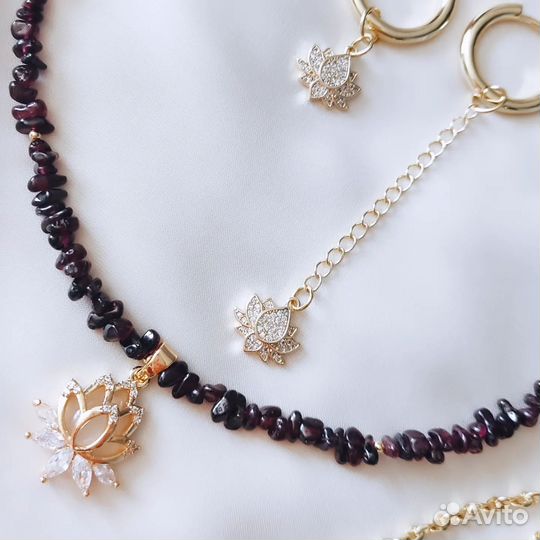 Чокер из граната Лотос