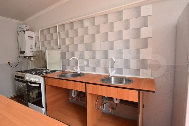 Комната 18 м² в > 9-к., 1/2 эт.