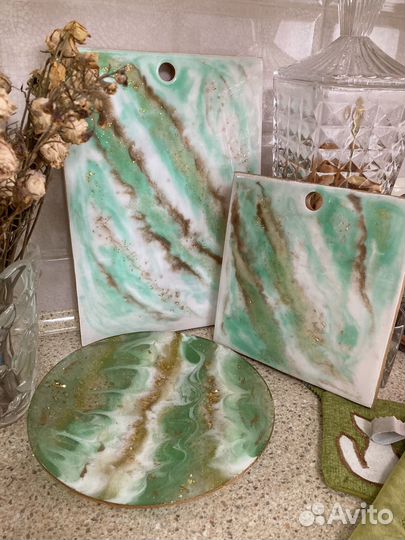 Доска разделочная с декором из эпоксидной смолой