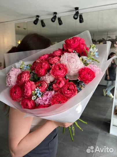 Букет из пионов, незабудок и пионовидных роз