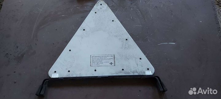 Знак аварийки на Mercedes W140