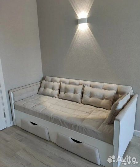 Кровать-диван в каретной стяжке