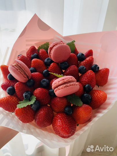 Букеты из цветов и клубники