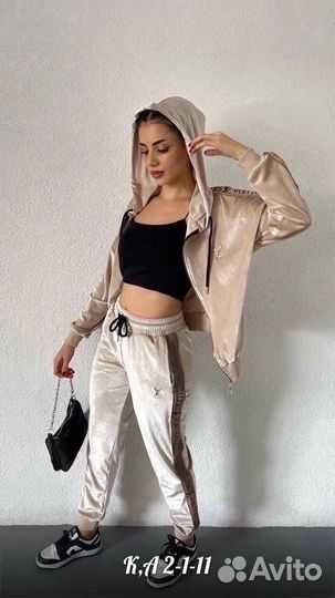 Спортивный костюм женский