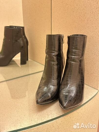 Остроносые ботильоны на массивном каблуке