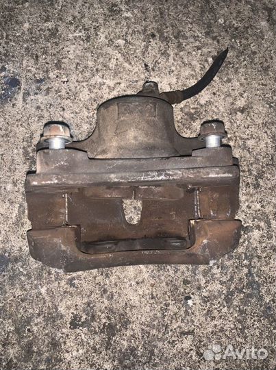 Суппорт передний левый Тойота Марк 100, 110, Чайзе