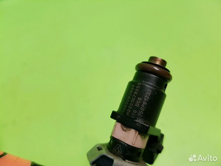 Топливная рампа с форсунками на Рено Дастер 2.0