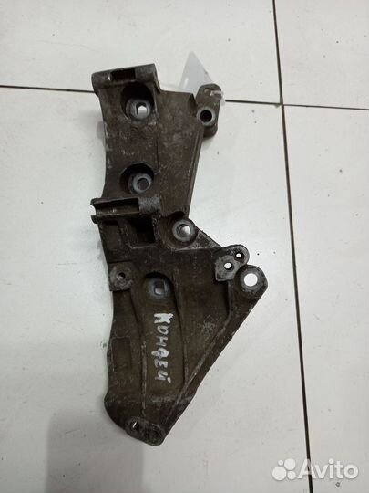 Renault Megane ll кронштейн генератора