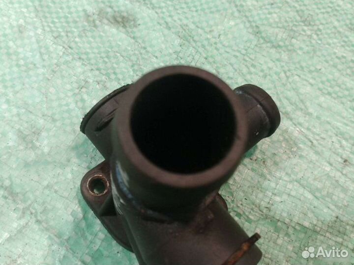 Фланец системы охлаждения Volkswagen Passat B3