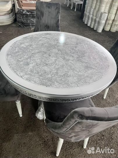 Стол и стулья
