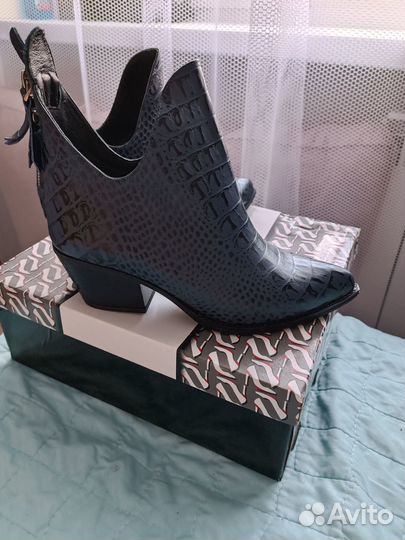 Полусапожки-казаки новые