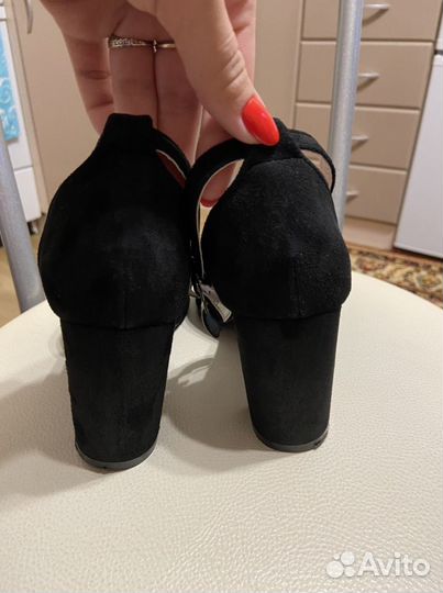 Босоножки черные