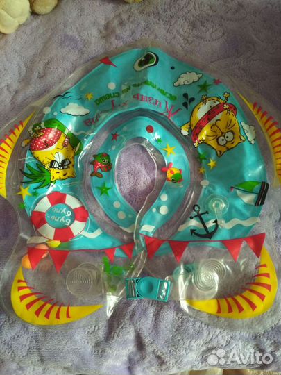 Круг для купания и игрушки для малышей