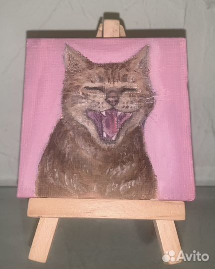 Мини холст на мини мольберте с зевающим котом