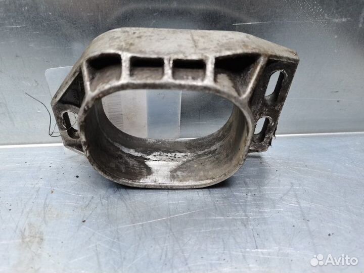 Кронштейн двигателя передний Volkswagen Passat