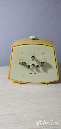 Часы будильники янтарь и витязь СССР