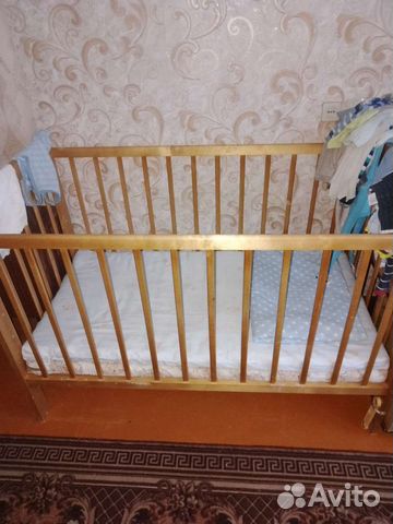 Детская кроватка с маятником