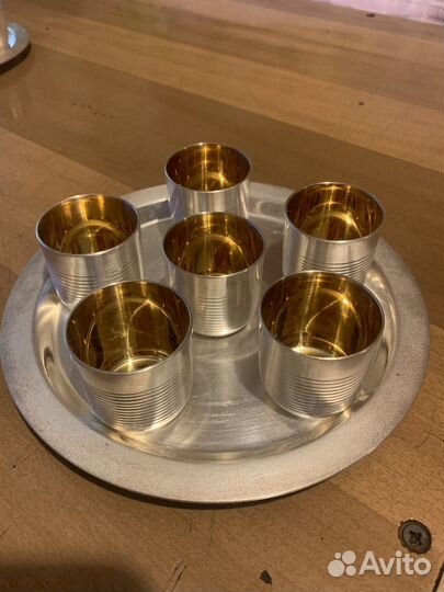 Серебряный поднос с рюмками