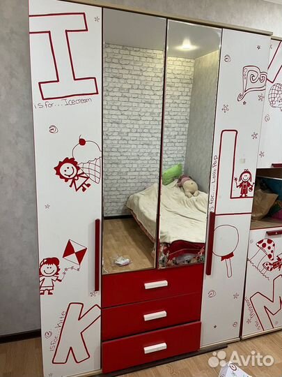 Детский шкаф для одежды,стол