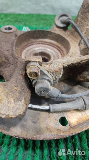 Кулак передний правый Nissan X-Trail T30 2003