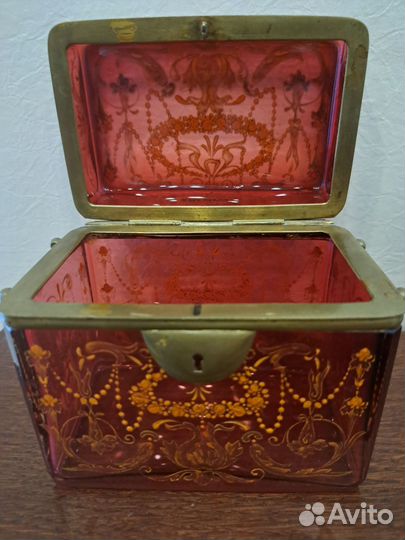 Антикварная шкатулка рубинового стекла с росписью