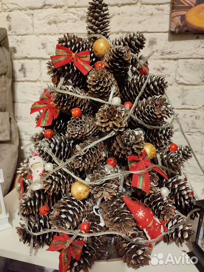 Новогодняя елка из шишек