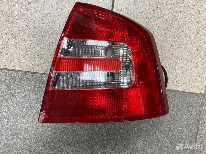 Задний правый фонарь skoda octavia tour
