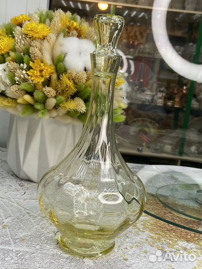 Графин из цветного стекла