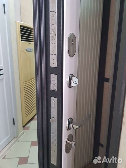 Дверь входная металлическая с зеркалом