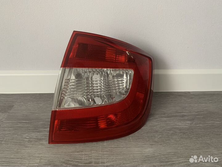Фонарь задний правый skoda rapid