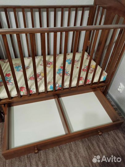 Детская кроватка с маятником и ящиком