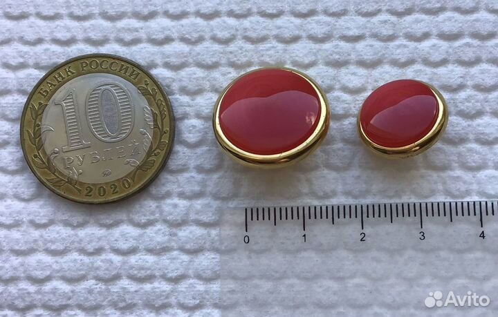 Пуговицы красные с «золотым» ободком комплект