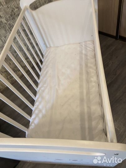 Детская кроватка с поперечным маятником