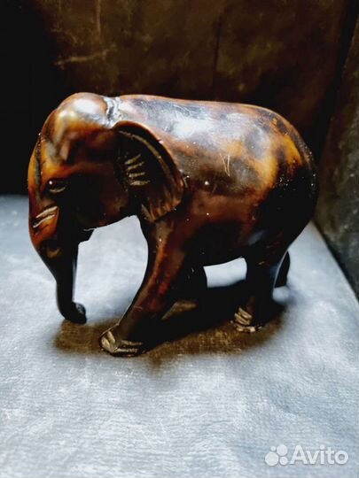 Небольшой слон, из ценных пород дерева. Из минусов
