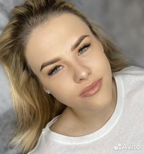 Модель на брови